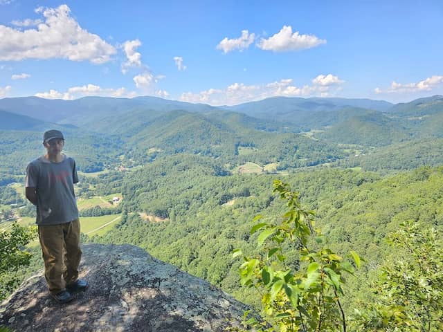 Teen valley hiking path - Image 1