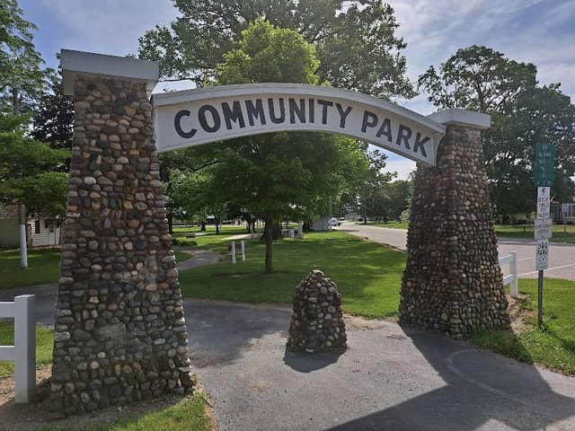 Flora Community Park - Image 1