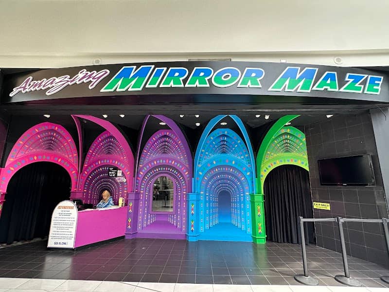 Amazing Mirror Maze - Image 2