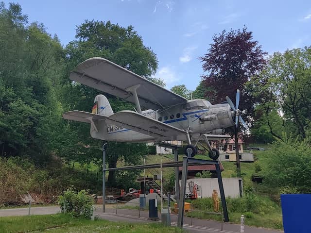 Historisches Flugzeug ✈️ - Parkplatz - Image 2