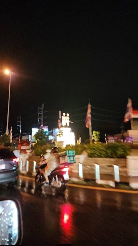 Heroines Monument - Image 1