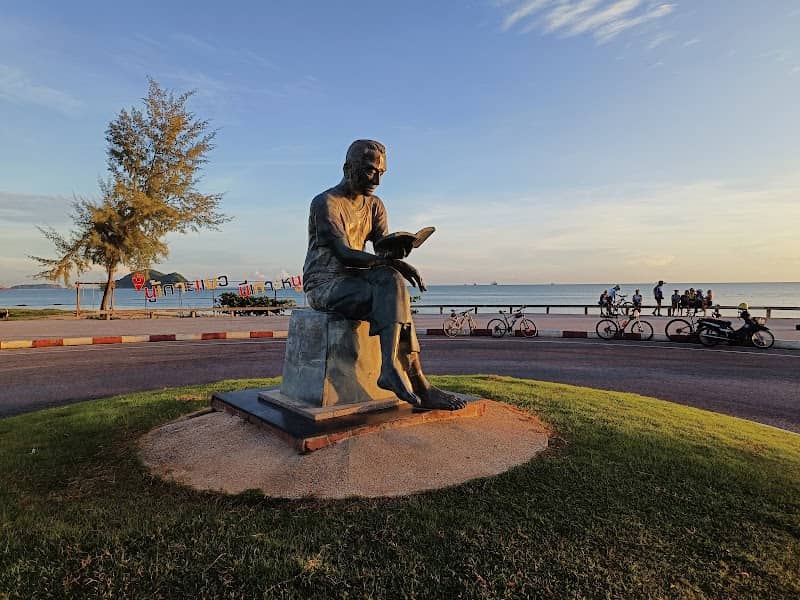 The Reading Man Roundabout - Image 1
