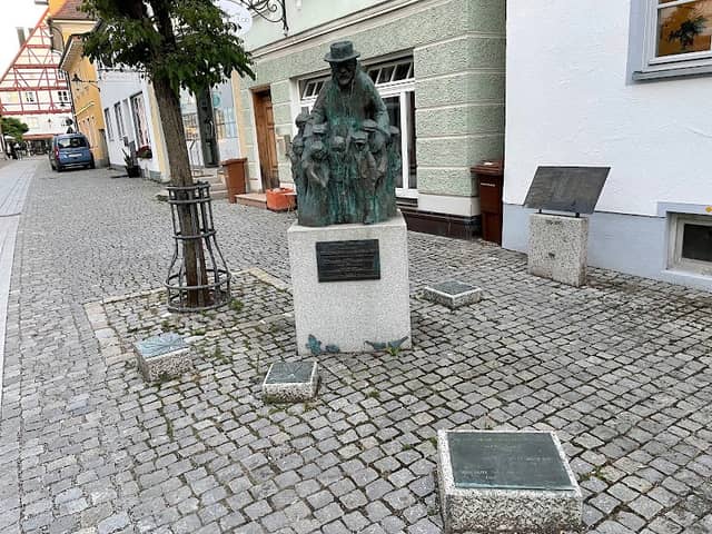 Janusz Korczak Denkmal - Image 2