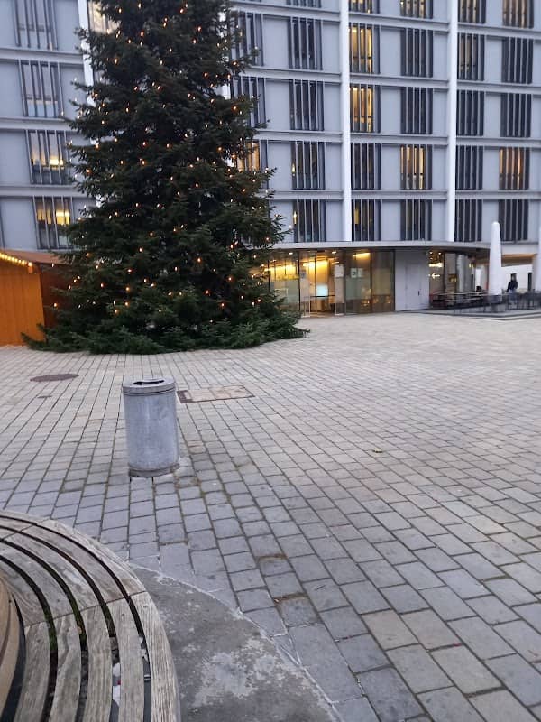 Sitzbänke und Brunnen - Image 1