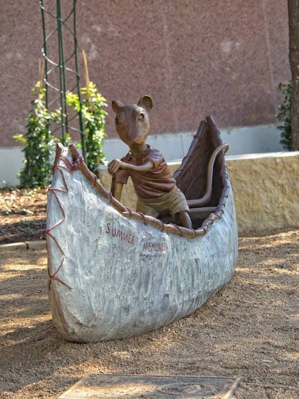 'Stuart Little' Statue - Image 1