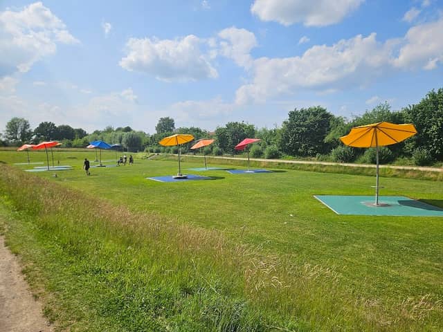 Installation "Sonnenschirme" im Sprühgarten - Image 1