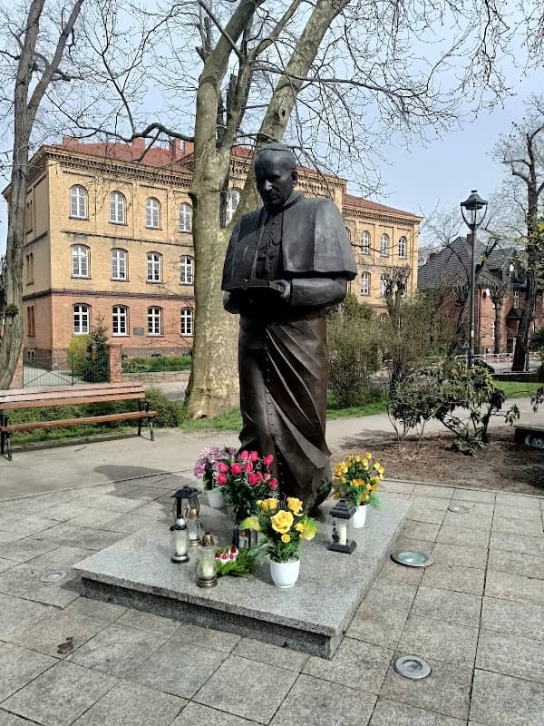 Pomnik Jana Pawła II w Rawiczu - Image 1