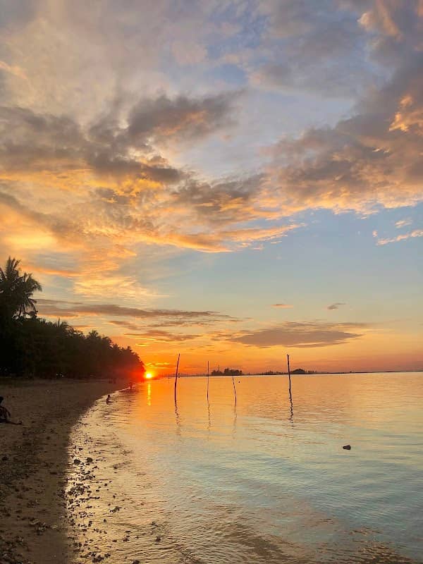 Pantai Floren - Image 1