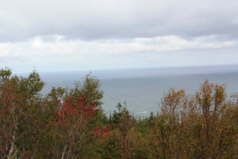 Le Vieux Chemin du Cap-Rouge Trailhead - Image 1