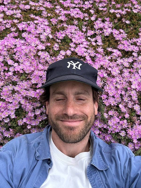 Flower selfie spot - Image 1