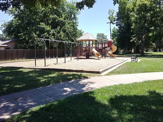 Larchmont Rossmoor Park - Image 1