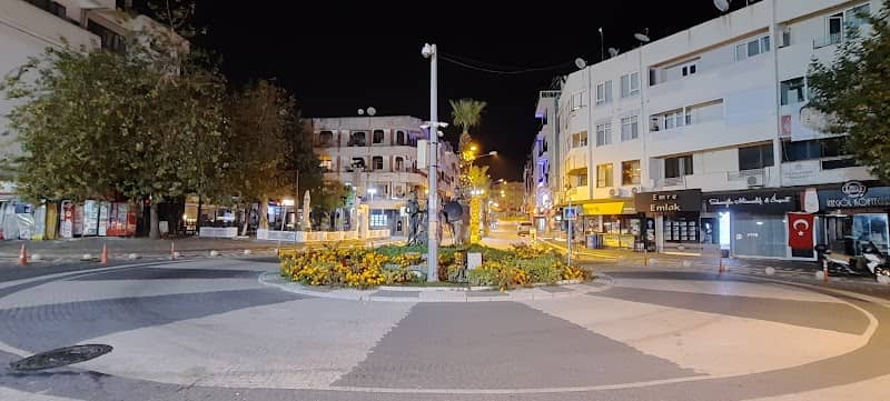 Güzellik Yarışması Heykeli - Image 1