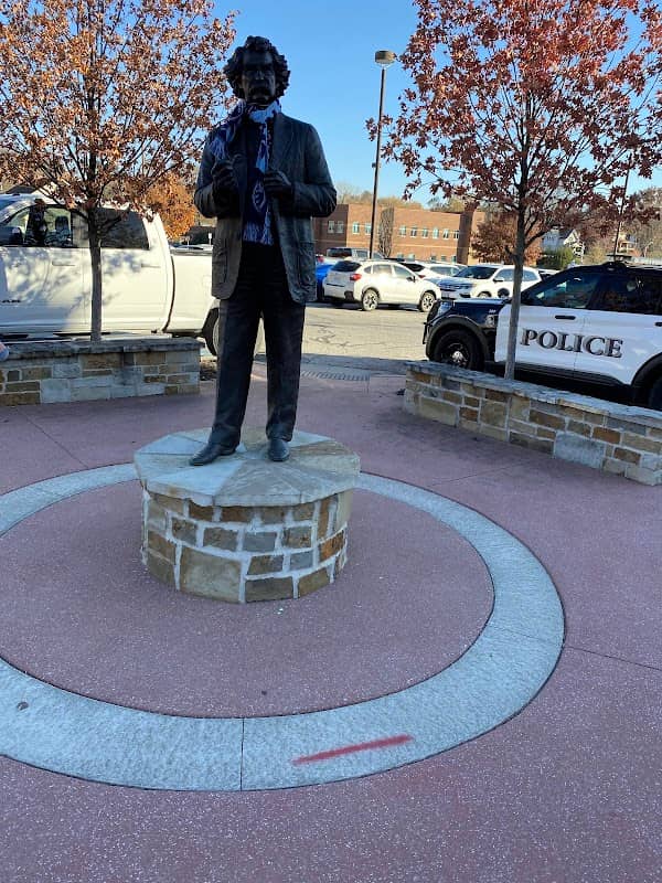 Missouri Street Plaza - Image 3
