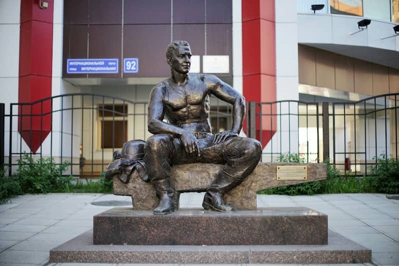 Памятник Электромонтёру - Image 2