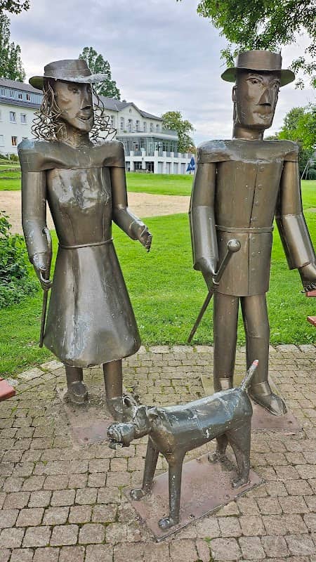 Skulptur "Willi, Lina und Max" / Rastplatz - Image 1