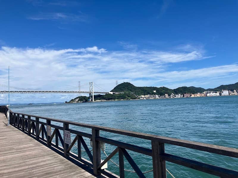 海峡沿いのウッドデッキ - Image 1