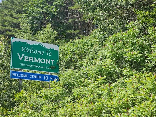 Welcome to Vermont sign - Image 2