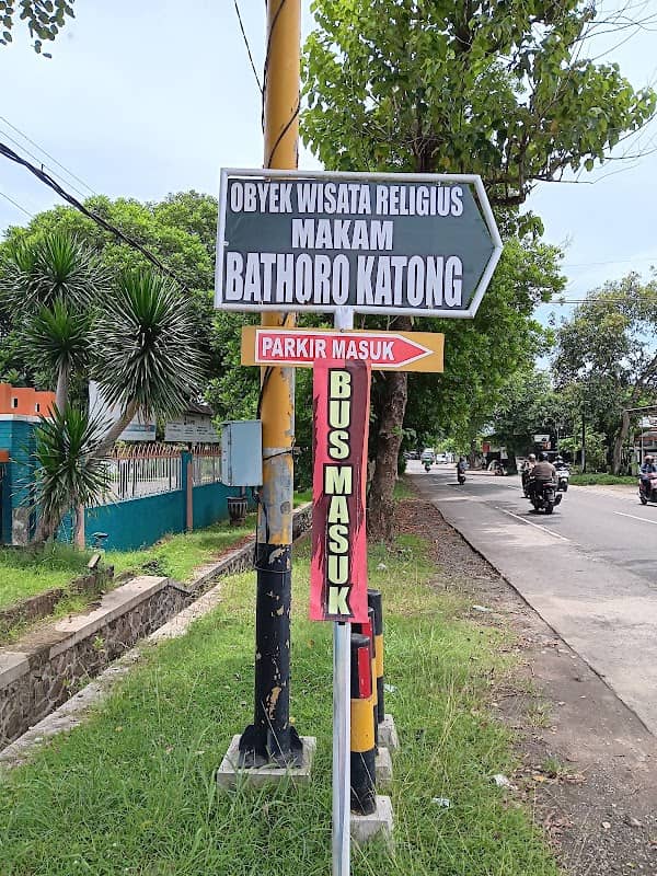 Parkiran bus makam bathoro katong - Image 1