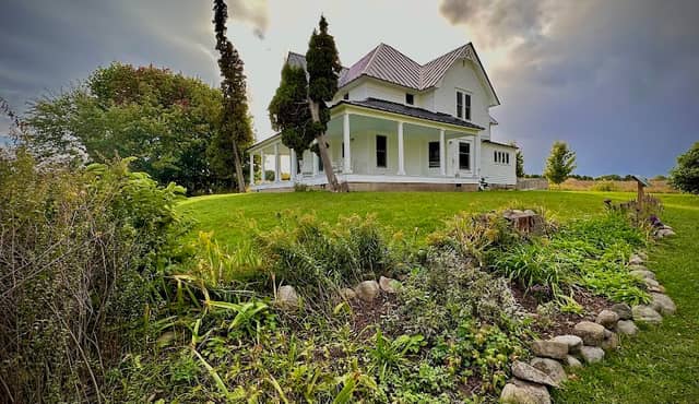 Maple Bay Farmhouse - Image 2