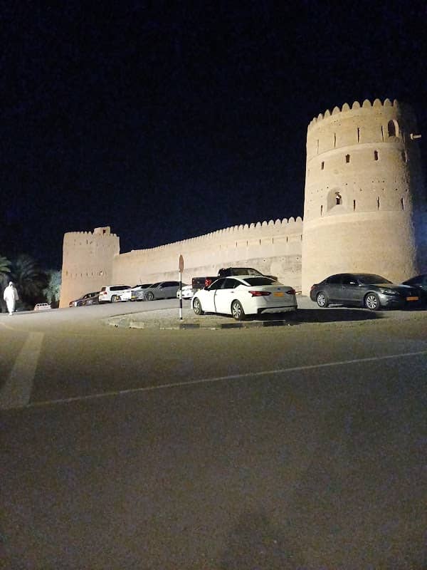 مواقف الحصن قرب ممشى حجرة الشيخ - Image 1