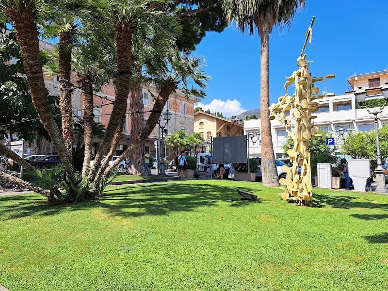 Piazza Andrea Quartino Stazione di Alassio - Image 1