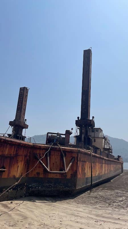 Abandoned ship - Image 1