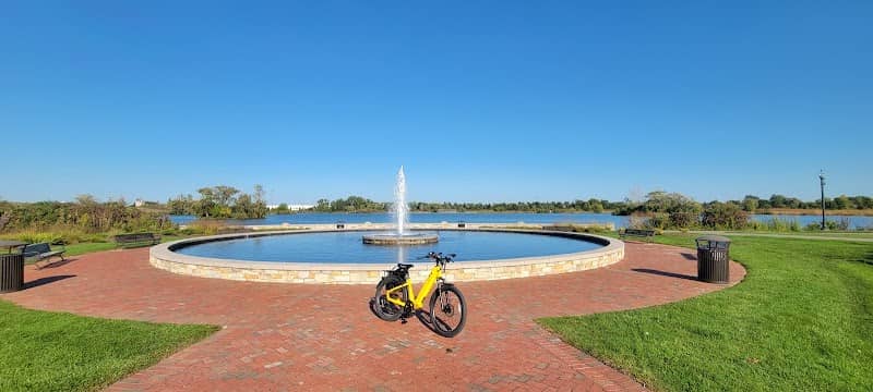 Fountain Plaza - Image 1
