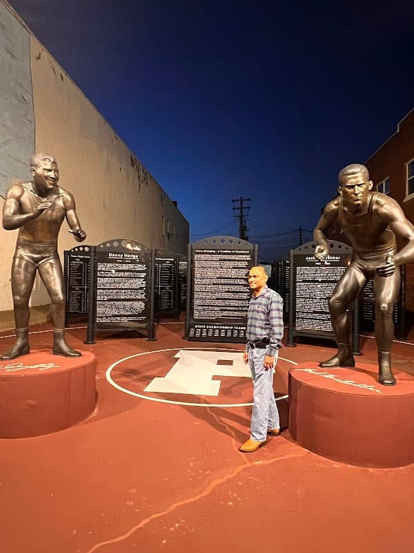 Perry Wrestling Monument Park - Image 2
