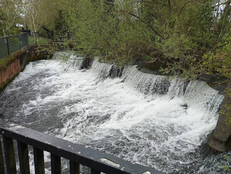 Croxley waterfall - Image 1