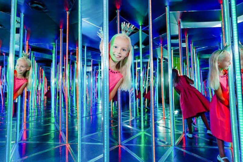 attraction "Wonderland" and "Through the Looking Glass Illusions" - Image 1