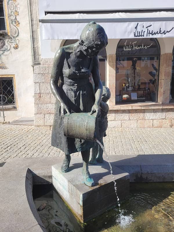 Frau-Kind-Fisch-Brunnen - Image 1