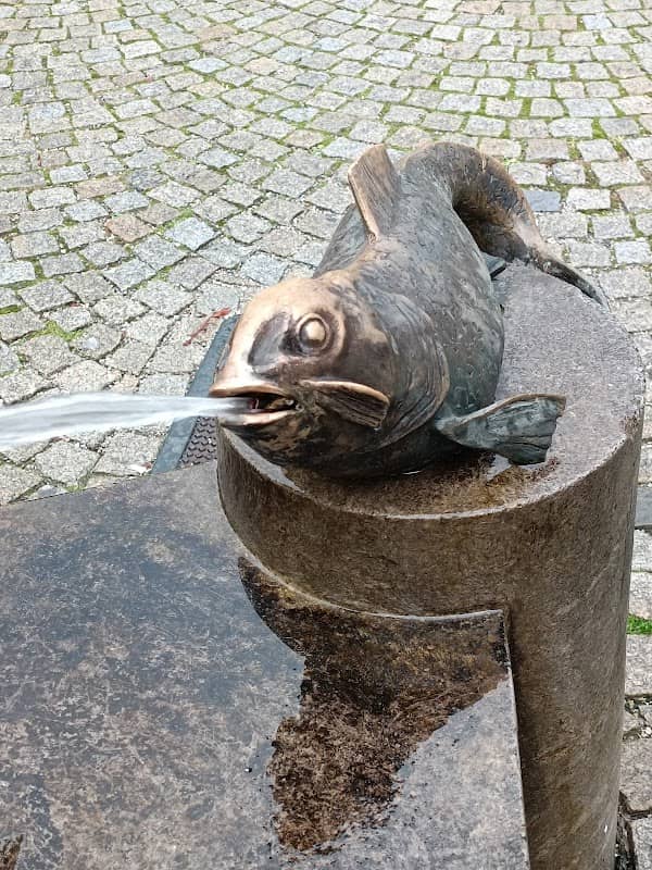 Frau-Kind-Fisch-Brunnen - Image 2