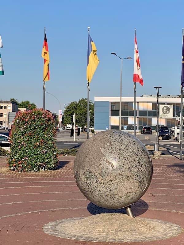 Statue Weltkugel - Image 1