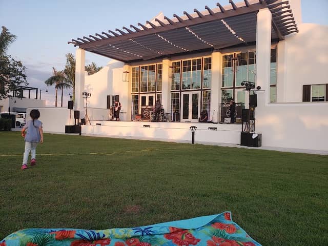 Downtown Wellen Great Lawn - Image 1