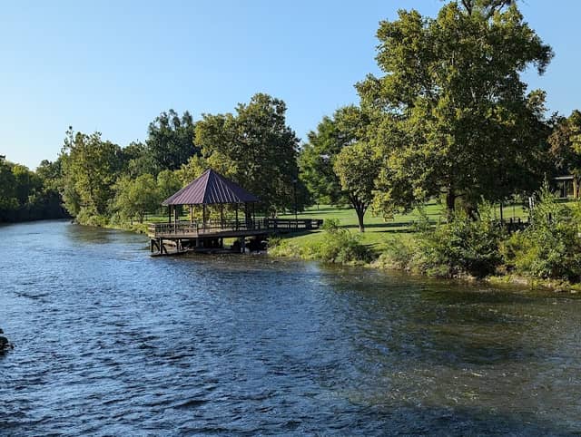 Riverside Park - Image 2