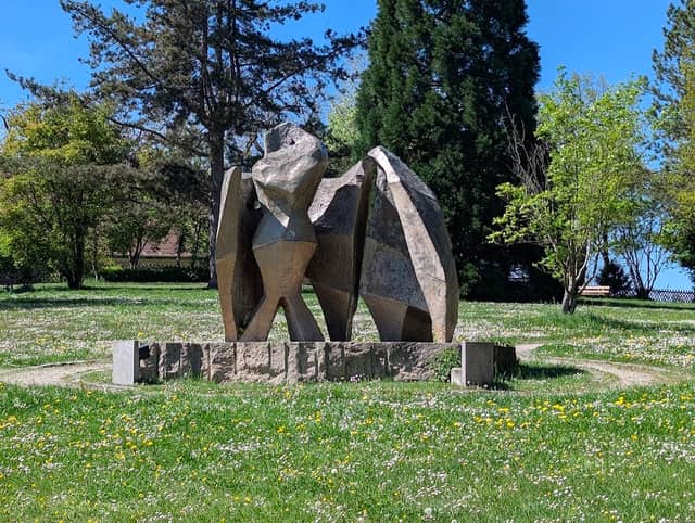Skulptur am Hügel - Image 3