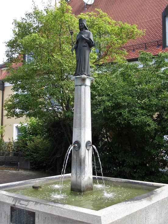 Maria-Königin-Brunnen - Image 1