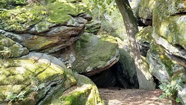 Schlucht mit Höhlen - Image 2