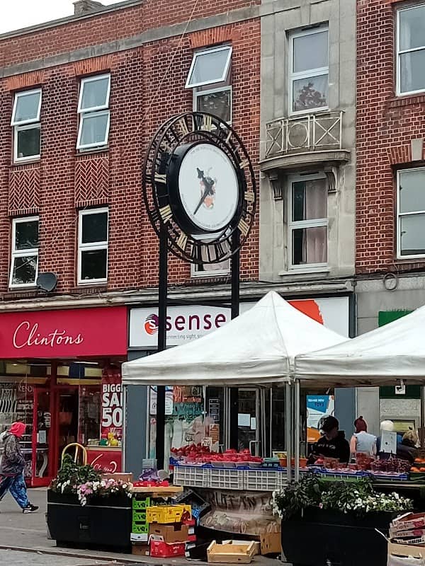 Brentwood High Street clock - Image 1