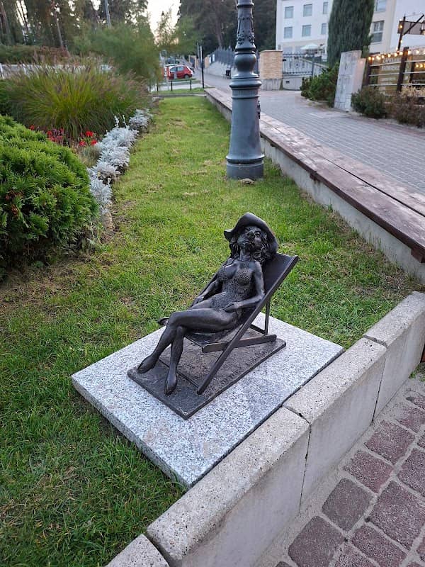 Figurka Dzika Plażowiczka - Image 1