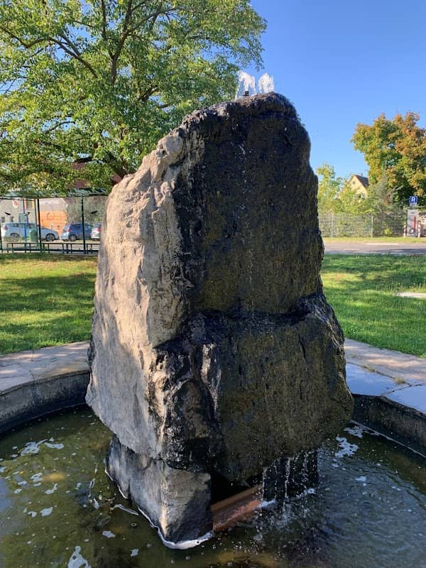 Dorfpark mit Brunnen - Image 1