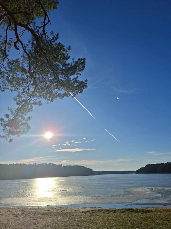 Plaża nad jeziorem - Image 1