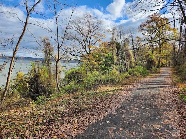 Hudson River Greenway Trailhead & Parking - Image 2