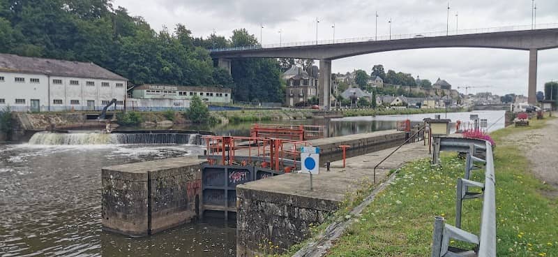 Mayenne riverside path - Image 1