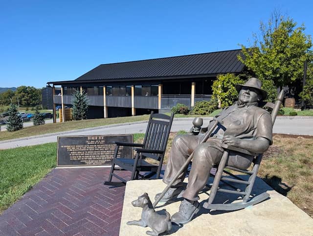 Booker Noe Statue - Image 2