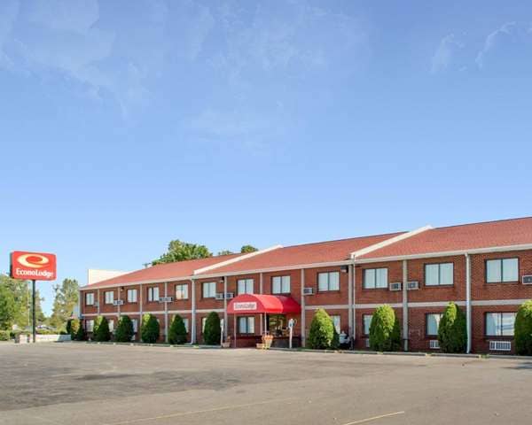 Econo Lodge Darien Lakes - Image 1