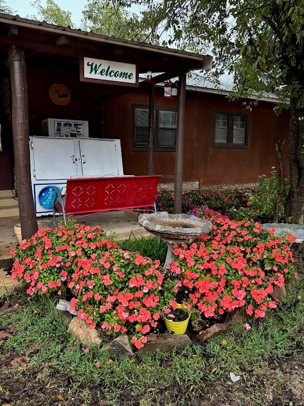 Blackburns Resort and Boat Rental - Image 1