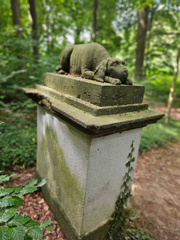 Gedenkstein " Schlafender Jagdhund" - Image 1