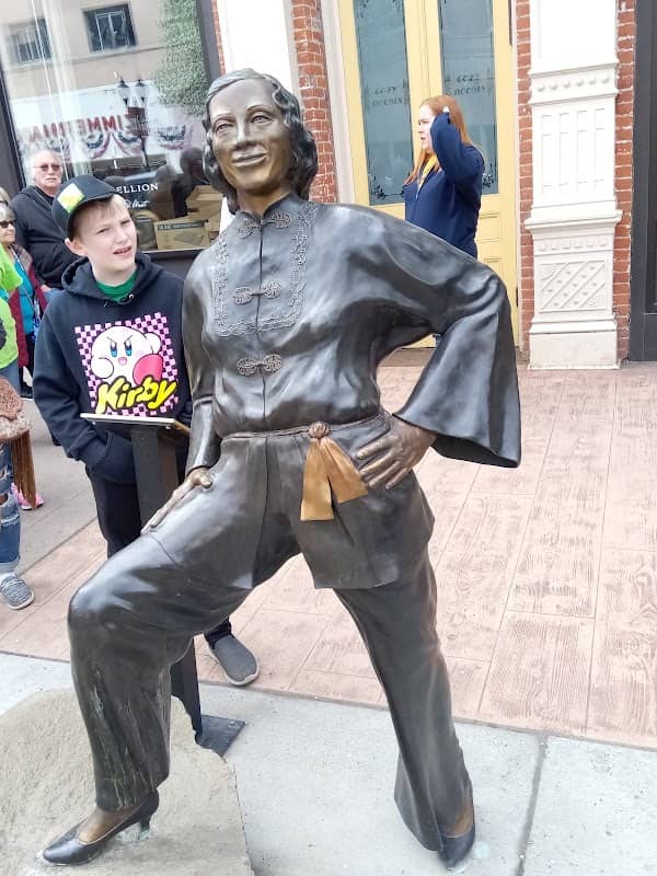 Stella Darby Statue - Image 3