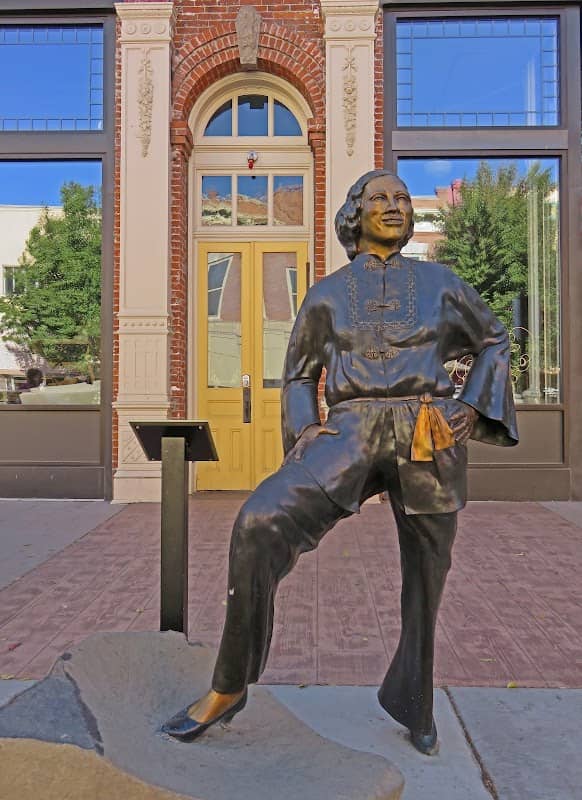 Stella Darby Statue - Image 1